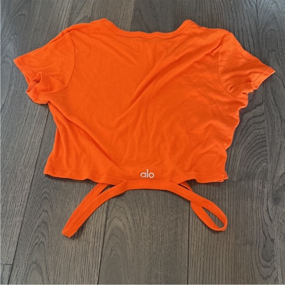 Alo Crop Top - Picture 2 of 3